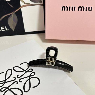 特 配专柜包装 Miumiu 缪缪 最新爆款来啦 中古Vintage复古抓夹 优雅的Girl值得入手 非常好搭配 气质有品位