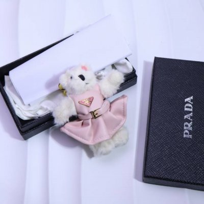 Prada包包挂饰：萌趣可爱，给包包增添个性 Prada 本季的包挂让人一眼倾心。或萌趣可爱，或时髦吸睛的风格，牢牢抓住了时尚爱好者的眼球，让你的包包从此有了个