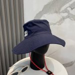 miumiu缪缪新款渔夫帽 ｜大帽檐 ～加大遮阳范围 品质细节都好到位 ～ 帽子一直都是日常搭配中离不开的单品，万年不过时的渔夫帽，此款Miu家的 一直都备受大