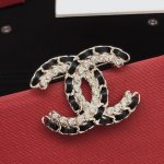 编号Xxz0046 Chanel 小香牛皮革双C胸针 高端品质 专柜同材质 真正黄铜 离子电镀 独家实拍图做工精致细腻 重工版本 超级仙女唯美的一款 做工超级细