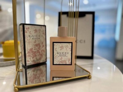 专柜品质 花悦家族出新品啦众所周知小孩纸才做选择 Guccibloom一直是Gucci香水超受欢迎的系列。 Bloom就是喜欢茉莉 晚香玉 铃兰等等等白花香人士