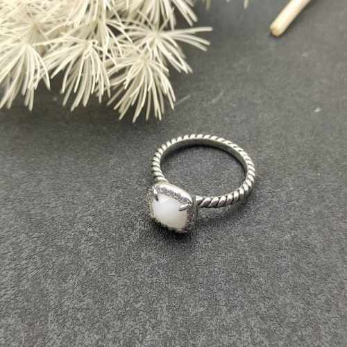 David Yurman 四爪四方钻戒指，白玛瑙款 尺寸：美号，6-7-8-9，四个号 编号Dyjz-078