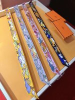 phms2392 爱马仕 一千零一只兔子 丝带顶级斜纹真丝打造 超精细的印花 字迹非常清晰 绝对是送礼自用的首选丝带既可绕于颈间 亦可缠于腕部 腰部 同样也可以