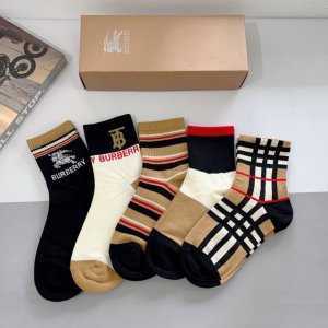 配包装 一盒5双 Burberry 巴宝莉经典字母Logo中筒袜子 个性时尚百搭款 你值得拥有哦精梳棉面料 超柔软材质 舒适透气