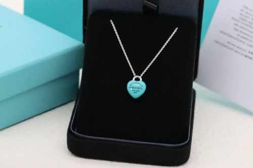 新品推荐 Tiffany&Co.蓝胖子珐琅爱心糖豆 锁骨项链 可以永远相信的蒂芙尼蓝白色调，不挑肤色 ，春夏穿搭绝了~吊坠像不像童年吃的小糖豆，实心吊坠非常有质