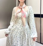 l箱包家族提花90 Let's Go Monogram 以瞩目姿采讲述路易威登血脉中的旅行精神和制箱传承。形态各异的品牌硬箱图案融合 Monogram 元素齐聚