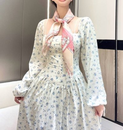 l箱包家族提花90 Let's Go Monogram 以瞩目姿采讲述路易威登血脉中的旅行精神和制箱传承。形态各异的品牌硬箱图案融合 Monogram 元素齐聚