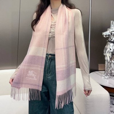 burberry 巴宝莉出口订单尾货说实话，设计非常简单，但那经典刺绣战马的点缀就是让围巾显得非常高级优雅，高端围巾设计向来都很简约但就是超Nice，日常非常实