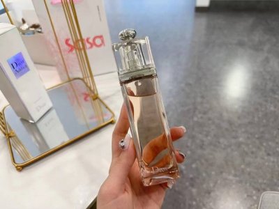 专柜品质 Dior迪奥魅惑清新淡香水 100Ml 适合人群：活泼，俏皮，时尚的年轻女性。介于女孩跟女人之间。甜美又不失优雅～这款为花果香调。 男生对香是没什么抵