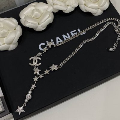 本季必入爆款！ Chanel彗星双C长项链 非常重工，有一种高级珠宝既视感我们一致致Zp，黄铜材质，钻全部都是施华洛钻，每个棱棱角角跟足Zp来，全部配件全部都是