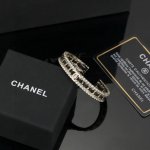 小香 Ch Nel 新款黑皮手镯 黑皮加钻设计搭配品 牌标志与各式图案组成、纹路清晰精致！ 使得这款手镯摩登感十足，辨识度极高，让整体拥有重点的造型感，上手超好