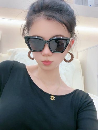 Lv 2025新款女士方框太阳眼镜 开车墨镜 新款太阳镜 时尚大方 舒适轻盈 精致奢华 超轻 型号 L26900