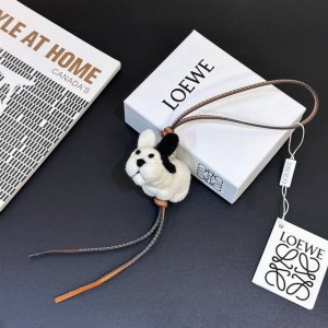 P200-新品 罗意威Loewe 毛毡和牛皮革法斗小狗挂饰 挂件 颜色：自然色 焦糖棕 毛毡制成的小狗挂饰，连接有环形带子和大号钯色 Anagram 骰子。 采