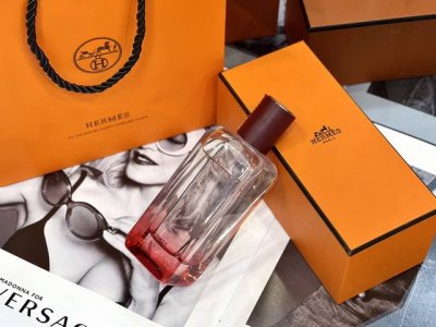 专柜品质 云南丹桂 Osmanthe Yunnan Hermes 爱马仕闻香系列云南丹桂香水100Ml 香调：花香果香调 前调：橙子茶叶 中调：桂花小苍兰 后调