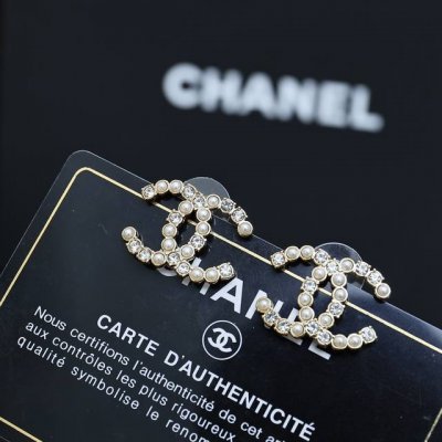 Chanel珍珠间钻双C耳钉 自带光泽感 又是被美到的一天 这个真的太太太漂亮了 戴上大家都要夸