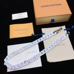 Lv Chain Links 项链延续Virgil Abloh 引领的 春夏风尚 Monogram图案错落有致地镌刻于银色金属链条 演泽灵动与率性 可搭配同系列
