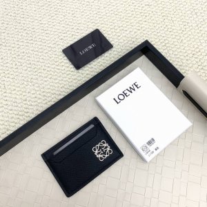 Loewe罗意威新款卡包回货 新到的都是带金属logo的， 相比老款精致啦不止一点点呀~~配盒、防尘袋！ 情人节选这种小配饰也不错 ~~型号：Ｌ1109 尺寸：