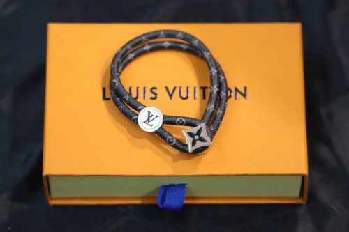 p260新品推荐 路易威登/Lv Monogram Eclipse 花卉皮绳手镯 项_手绳以奖牌构型于时尚珠宝系列中重现标志性 帆布图案。抛光Monogram花
