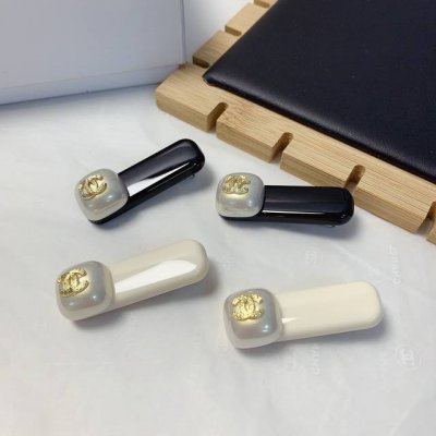 Chanel小香 Chanel发夹 珍珠Logo压夹边夹刘海夹日常精致小单品 气质百搭小仙女必入单品 宝藏款 闭眼入推荐款 一对