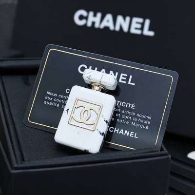 chanel大理石纹理香水瓶金C胸针 高级百搭显气质 时髦精必备单品