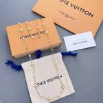 批210【我们出品【L绿金花珍珠长链】非常精致有设计感的项链，Z 8050，太爱啦全系列同步开发！配包装！经典的Monogr@M Flower元素每一朵小花都是
