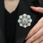 Chanel小香奈儿 专柜新款珍珠香奈儿胸针，是最懂女人的饰物。那些倾注了全部心血去做自己的女人，往往更珍惜胸针的意义。香奈儿女士把胸针别在帽子上，并告诉那些模