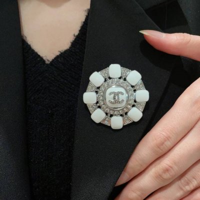 Chanel小香奈儿 专柜新款珍珠香奈儿胸针，是最懂女人的饰物。那些倾注了全部心血去做自己的女人，往往更珍惜胸针的意义。香奈儿女士把胸针别在帽子上，并告诉那些模