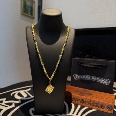 新款 专柜品质 Chrome Hearts克罗心黄金色十字架花球项链 十字架骷子吊坠 凹凸造型不同的花纹设计风格 呈现出与众不同 十字架 童军花是克罗心的志 所