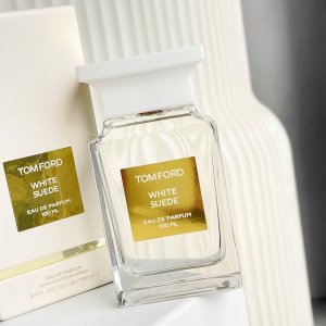 专柜品质 tf限量版白瓶百麝香香水100Ml 前调 玫瑰 藏红花 百里香 中调 茶 乳香 铃兰 后调 檀木 绒面革 琥珀 麝香 木质花香 低调像是体香 有种若即
