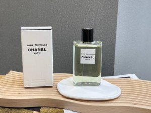专柜品质 chanel 香奈儿巴黎之水-爱丁堡经典淡香水125Ml 香奈儿于我的印象还停留在Coco小小姐 邂逅一类的女香之中 这一瓶完全是打破了我所有的固有印