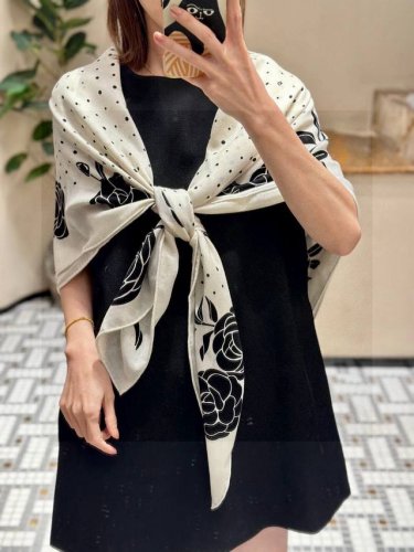 上新 小香山茶花系列单品集 黑色 size 140*140Cm 丝绒双面同色方巾 精致手工卷边 coco小姐心愿单极具品牌特色的标志单品和元素 丰富多彩 配色复