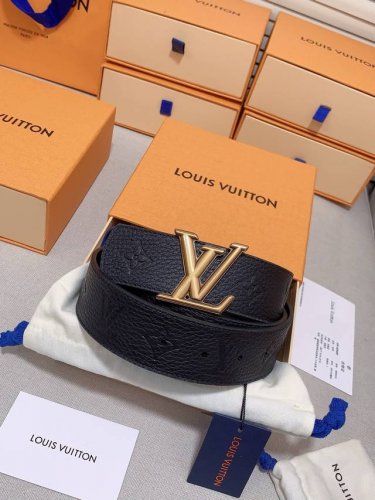 Lv 奢华款现代 Taurillon 皮革 饰以雅致大方的标志性 Lv 首字母 柔软结实的皮带 双色搭配可双面使用 可搭配从礼服到休闲装各种服饰 宽度4.0Cm