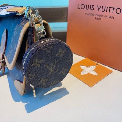 Louis Vuitton老花包包挂饰 小零钱包 Lv包饰挂件钥匙扣 独家原单货 标志性老花超级百搭 可放钥匙或小零钱 确实精致 手感真的很赞