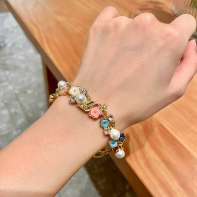 louis Vuitton 路易威登 设计独特 用Lv经典之作图形理念 好看♀手链 超级无敌爆赞 随意搭配都是非常百搭 高品质 黄铜材质.