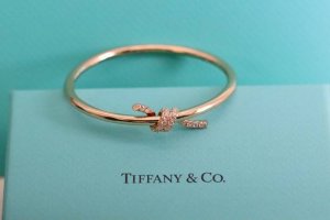 P280新品推荐 Tiffany&Co. T Knot系列 玫瑰金满钻绳结手镯 灵感源自纽约街头标志性的建筑元素。 T Knot系列采用精湛技艺和创意巧思，以玲