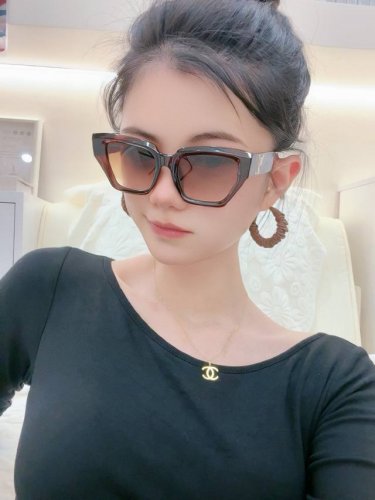 Lv 2025新款女士方框太阳眼镜 开车墨镜 新款太阳镜 时尚大方 舒适轻盈 精致奢华 超轻 型号：L26900
