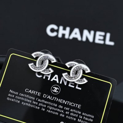 Chanel25C 亮片双C耳钉戴上美到心巴上的耳钉来了 心仪的款难免少不了经典双C 真的很美~怎么搭配都百搭