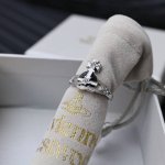 西太后流星戒指 百看不厌的土星形状 表面黑白滴装饰搭配 布灵布灵的很是温柔 一眼爱 时髦度立马上升不少