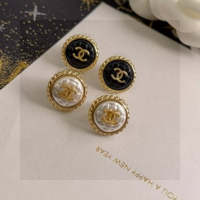 抢货啦Chanel 香奈儿豆豆玛瑙珍珠字母新款耳钉耳环原版Logo字印 专柜黄铜 很清新一款耳环 修饰脸型 上身图特别优雅 适合各种场合Hold住场面代购级别做