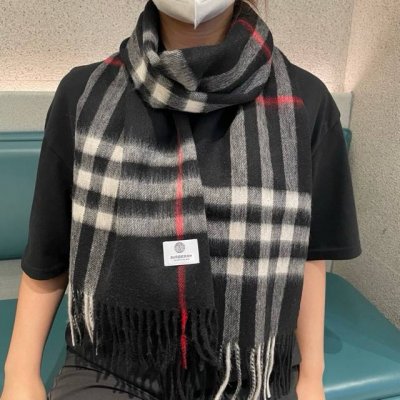 王牌口碑Burberry深度水波纹经典羊绒格子围巾专柜最新品相，目前专柜都换上了新标经典中的经典.全品相其他什么F货都弱爆了，超级重磅的水波纹，真材实料纯羊绒这