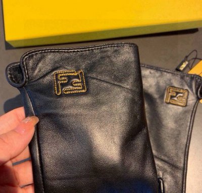 芬迪Fendi2025秋冬羊皮刺绣手套手机触屏 值得对比同款不同品质 秒杀市场差产品 进口一级羊皮内里加绒 经典不过时款.喜欢可以入手了 这种品质的今年用了明年