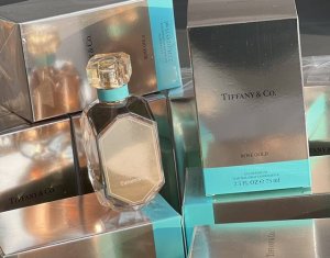 专柜品质 优雅是唯一不会褪色的美 很喜欢赫本的这句话 每个女性都有自己独特的美 平淡的生活中也可以活的优雅 不向繁杂的生活妥协 坚强的之下要保持 一份天真 一份