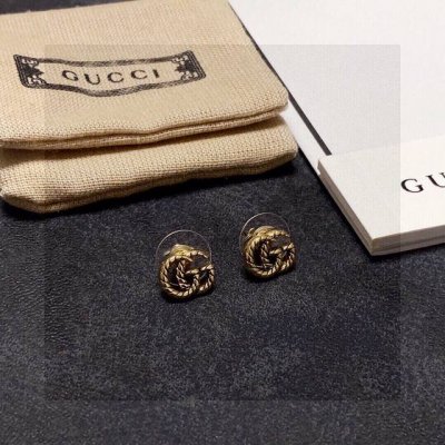 新款 古驰Gucci小耳钉简约百搭 低调奢华的小双C 经典耐看 精选原版一致黄铜材质搭配纯银针！小耳钉怎么搭配都可以 .