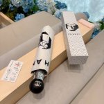 Chanel 香奈儿 三折自动折叠晴雨伞 集合香奈儿灵魂Logo为一体的设计风格高雅奢华 带在身上带来独特视觉效果 为伞而动 骄阳烈日下 有独家防晒科技 伞面选