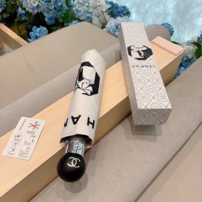 Chanel 香奈儿 三折自动折叠晴雨伞 集合香奈儿灵魂Logo为一体的设计风格高雅奢华 带在身上带来独特视觉效果 为伞而动 骄阳烈日下 有独家防晒科技 伞面选