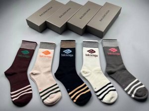 特 Balenciaga 巴黎世家大巴黎新品女款长筒袜子 一盒五双 纯棉材质织造 上脚柔软舒适 精挑细选的颜色搭配最新大巴黎Logo大牌出街 潮人必备超好搭