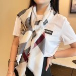巴宝莉burberry 经典专柜款、专柜同步 超薄羊绒格子方巾现货秒发 衣柜必备经典款vip推荐！！！早秋经典巴格羊绒巴格方巾 触感柔软，格型新颖，经典流行必备