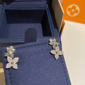 编号Led0045银色 编号Ljz0012银色戒指 Lv最新款老花耳钉星星镶钻 两色可选 一致Zp黄铜材质