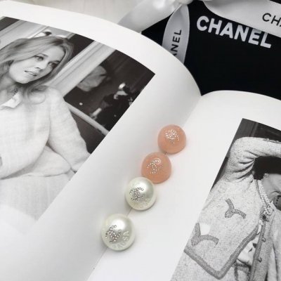 Chanel 亚克力珠珠耳钉。 简约中透露着精致。 精选原版一致名贵树脂材质搭配S925纯银针