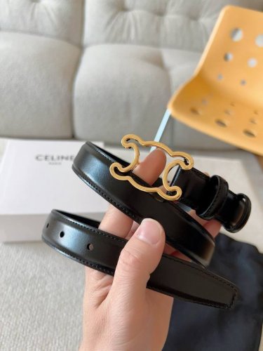 赛琳 Celine 女士腰带 以其经典的设计和卓越的品质 成为时尚界的永恒之选 Triomphe凯旋门系列 金色的凯旋门落空五金搭配光滑的牛皮革 散发着时尚而高
